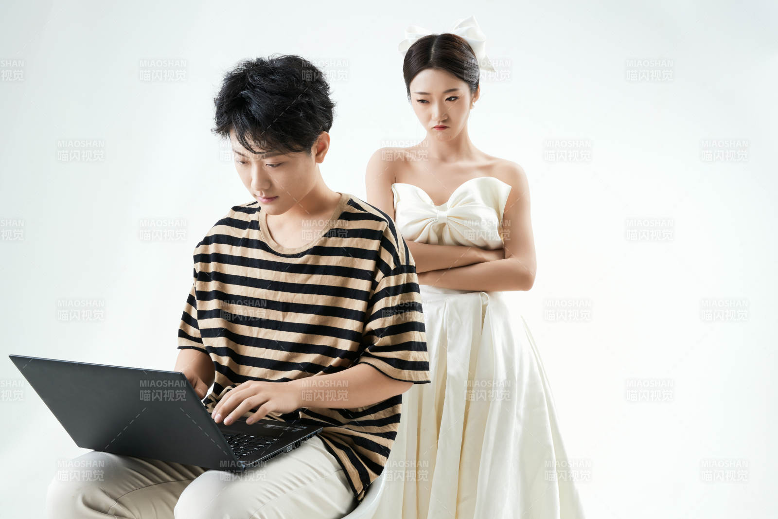 沉浸在网络恋爱世界的青年男女图片