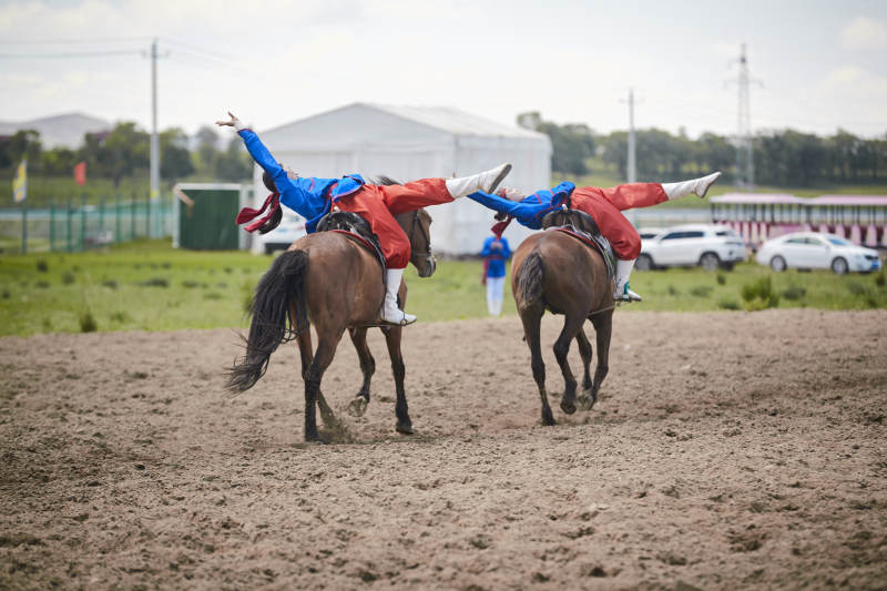 河北省沽源县库伦淖尔景区的蒙古马术表演图片