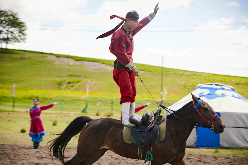 河北省沽源县库伦淖尔景区的蒙古马术表演图片