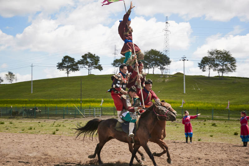 河北省沽源县库伦淖尔景区的蒙古马术表演图片