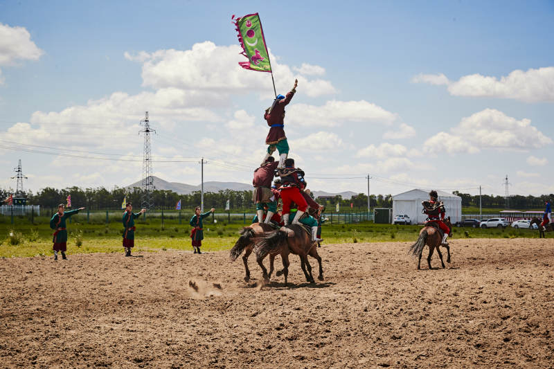 河北省沽源县库伦淖尔景区的蒙古马术表演图片