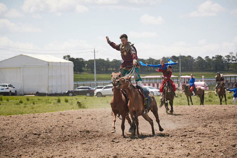 河北省沽源县库伦淖尔景区的蒙古马术表演图片