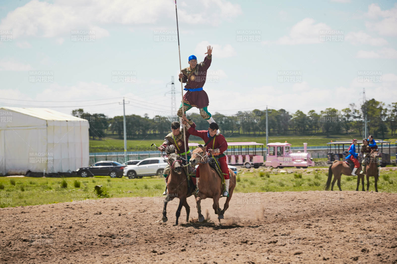 河北省沽源县库伦淖尔景区的蒙古马术表演图片