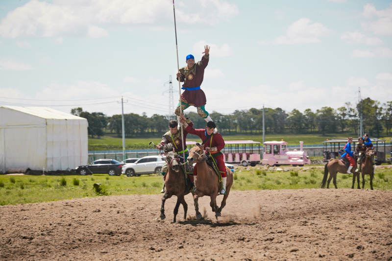 河北省沽源县库伦淖尔景区的蒙古马术表演图片