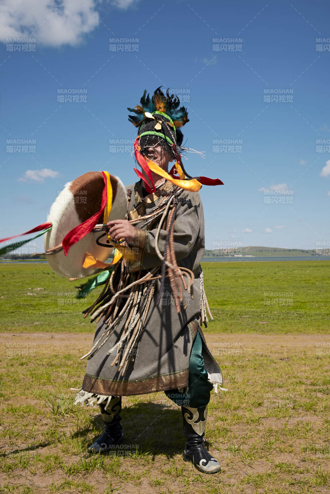 草原上的蒙古萨满祭祀表演的舞蹈舞者图片