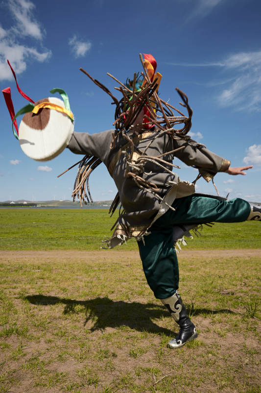 草原上的蒙古萨满祭祀表演的舞蹈舞者图片