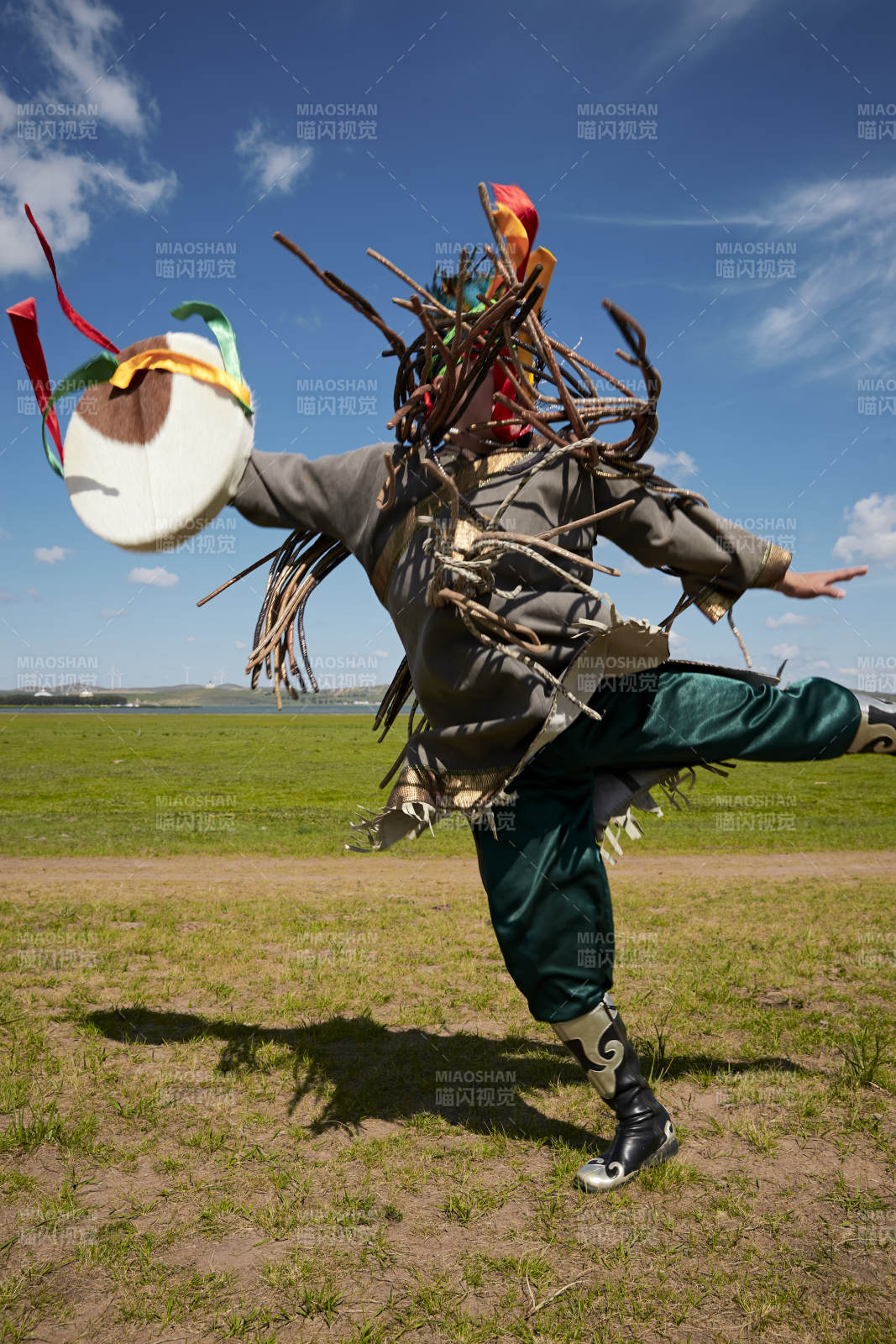 草原上的蒙古萨满祭祀表演的舞蹈舞者图片