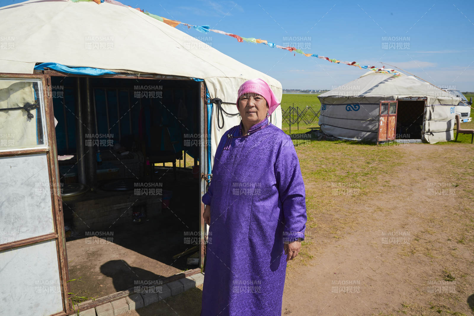 站在蒙古包前的蒙古族中老年女性图片