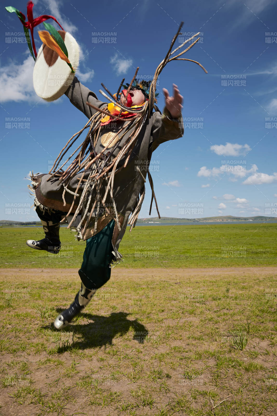 草原上的蒙古萨满祭祀表演的舞蹈舞者图片