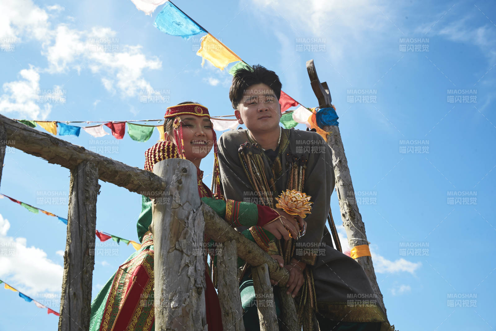 草原敖包上的蒙族小情侣图片