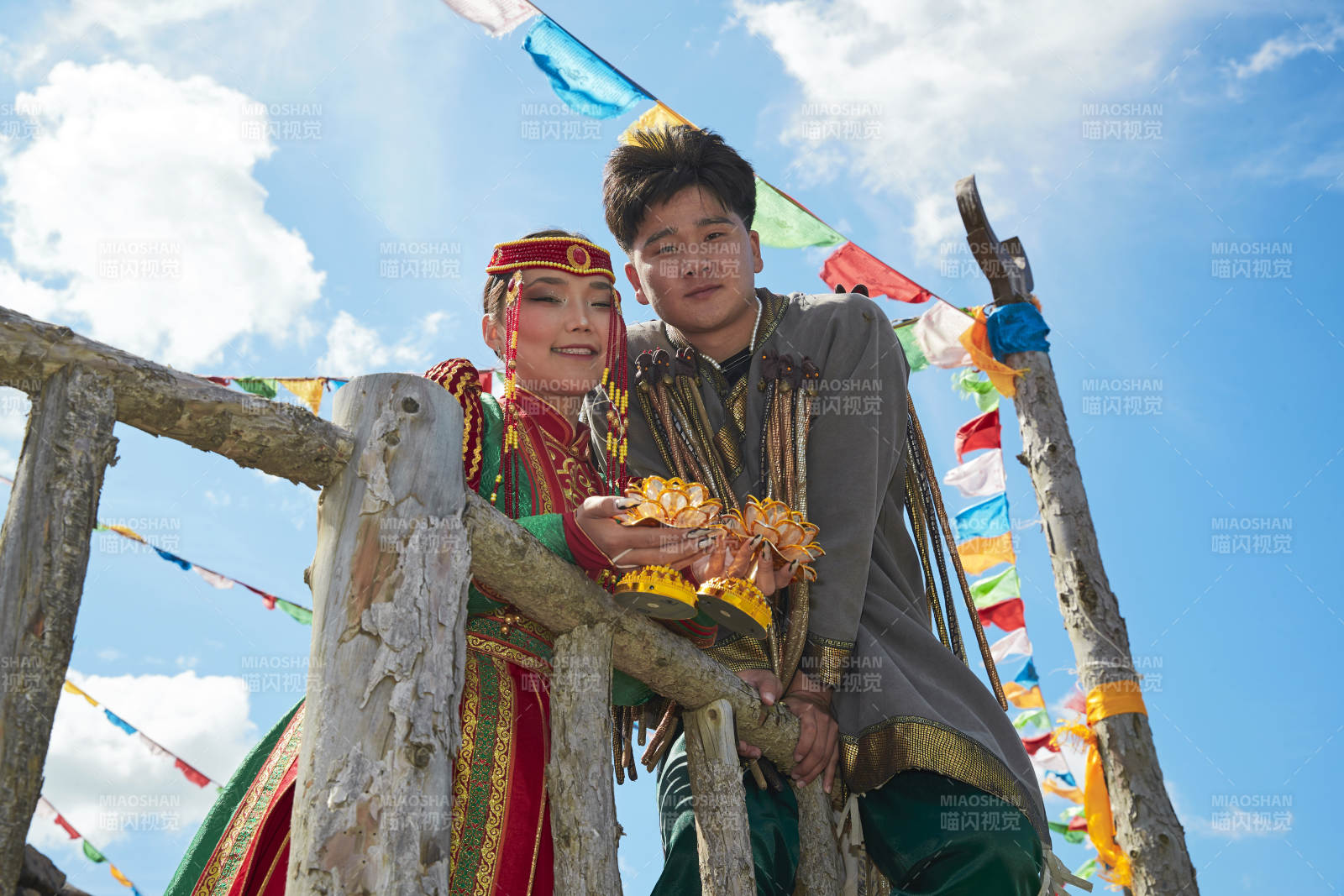 草原敖包上的蒙族小情侣图片