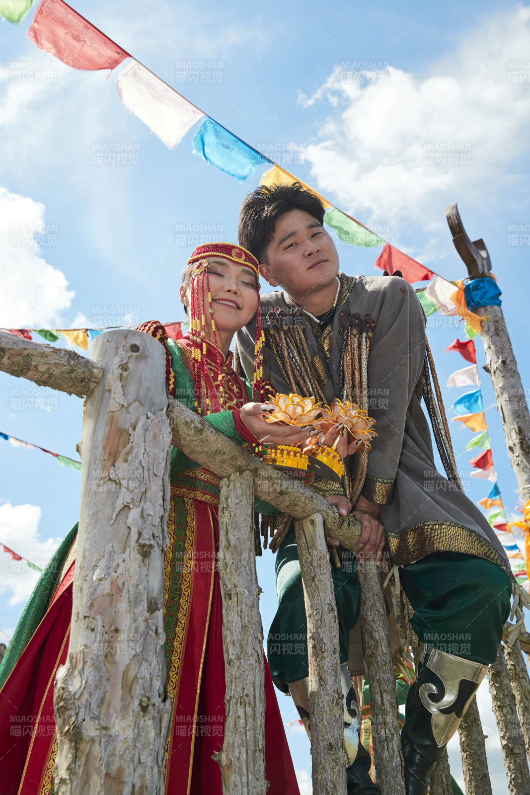 草原敖包上的蒙族小情侣图片