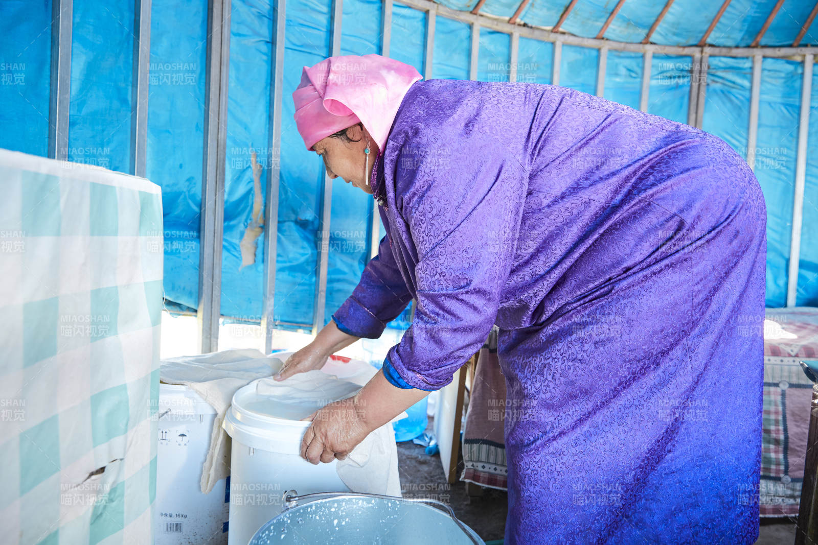 在蒙古包内用传统工艺熬煮制作奶豆腐过程图片