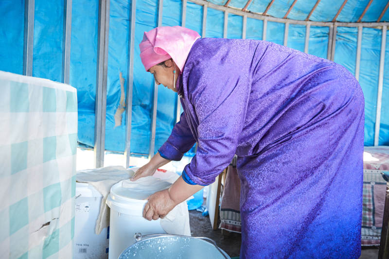 在蒙古包内用传统工艺熬煮制作奶豆腐过程图片