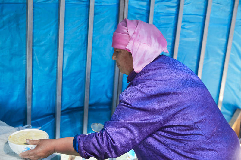 在蒙古包内用传统工艺熬煮制作奶豆腐过程图片