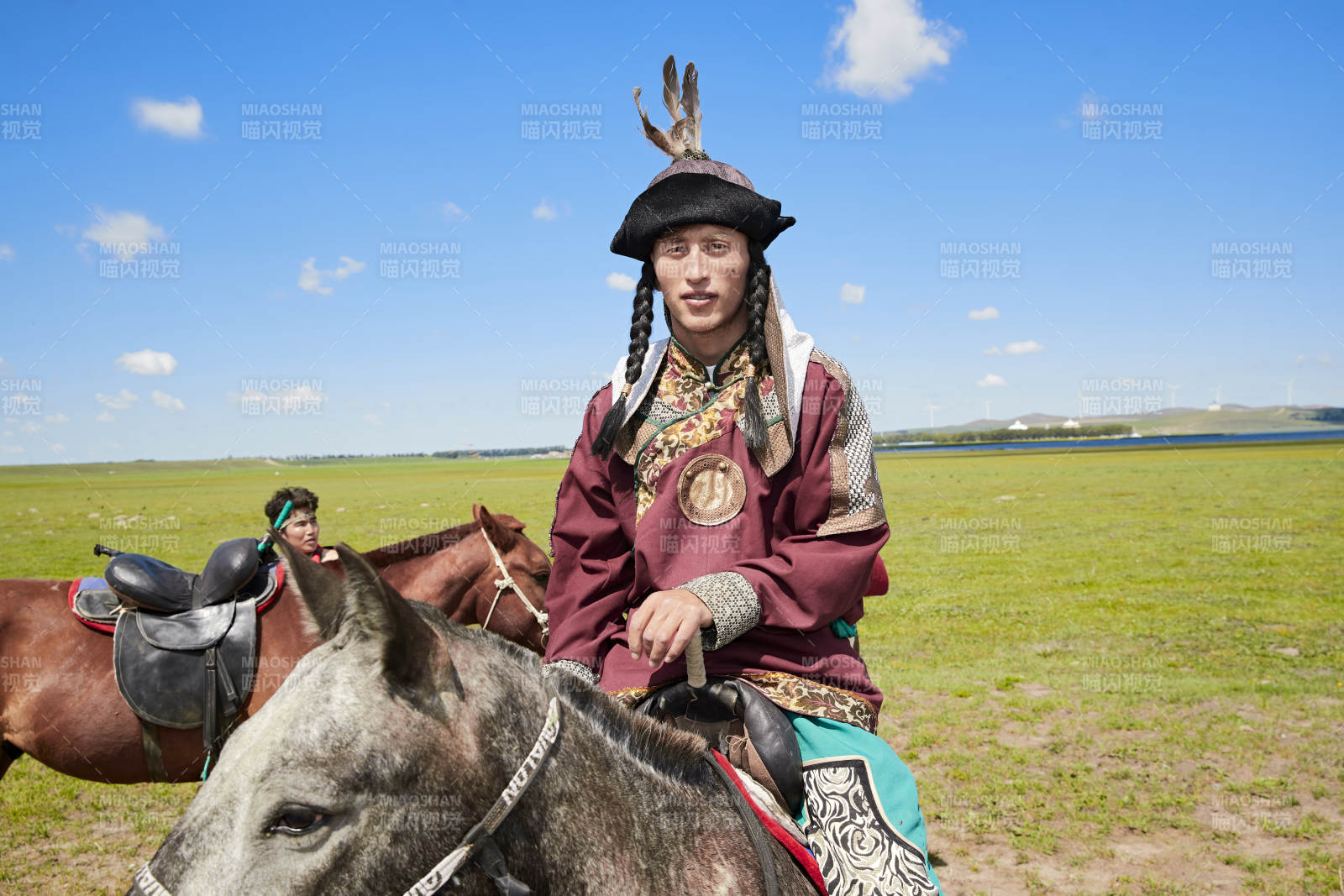 草原那达慕大会上骑着马的蒙古演员图片