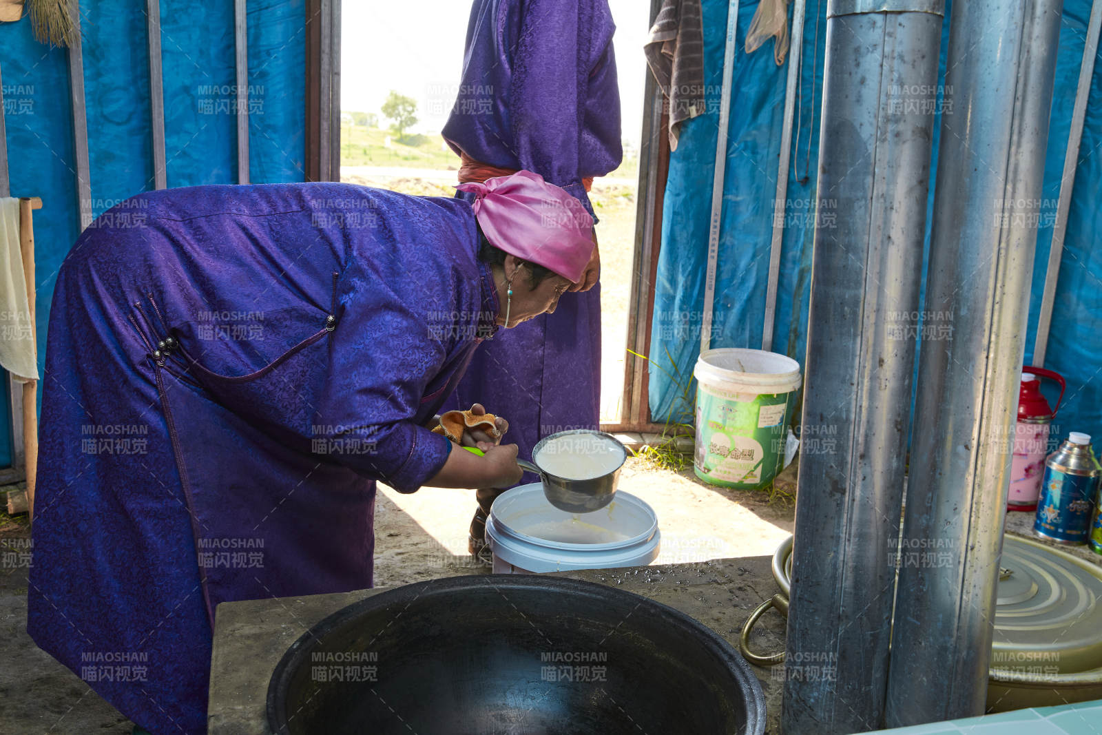 在蒙古包内用传统工艺熬煮制作奶豆腐过程图片