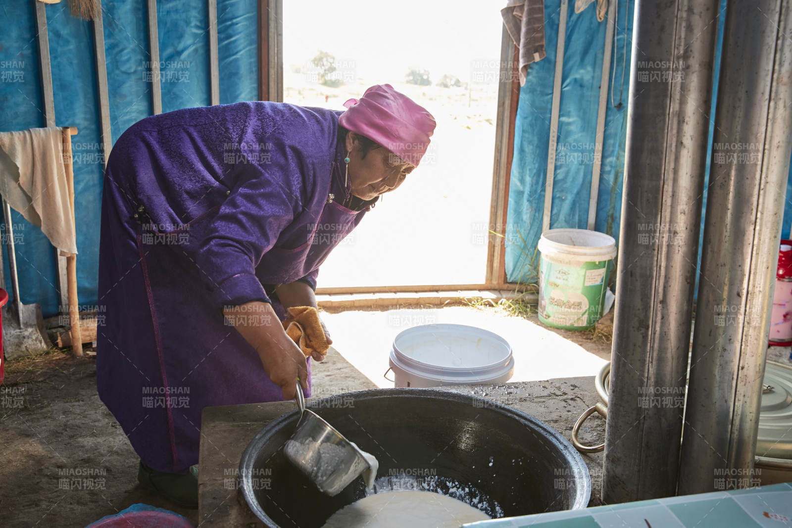 在蒙古包内用传统工艺熬煮制作奶豆腐过程图片