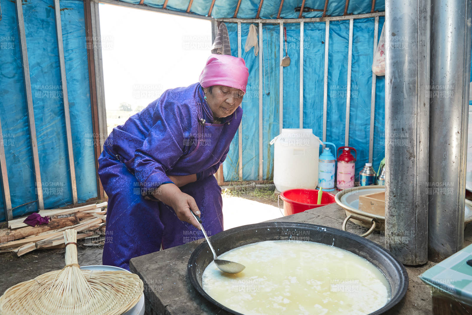 在蒙古包内用传统工艺熬煮制作奶豆腐过程图片