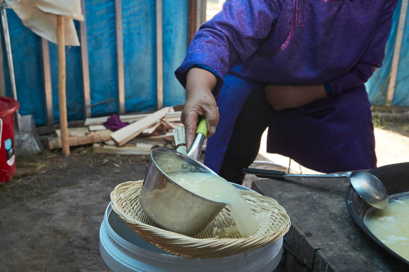 在蒙古包内用传统工艺熬煮制作奶豆腐过程图片