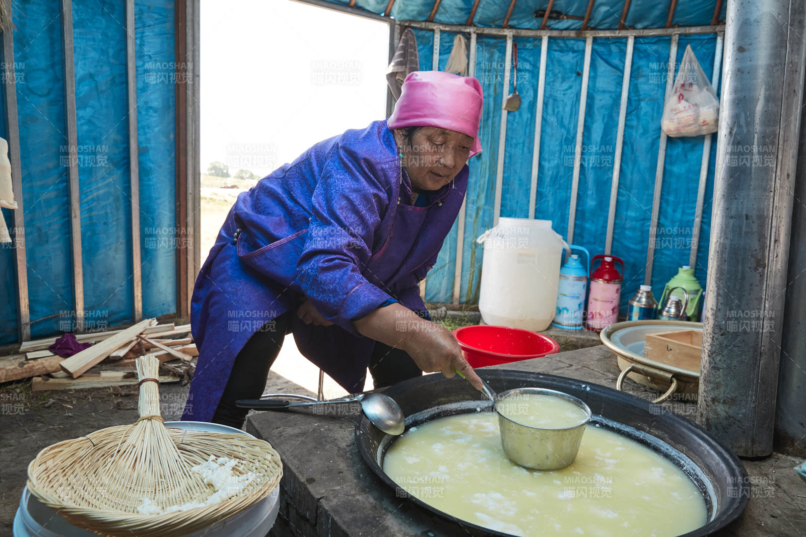 在蒙古包内用传统工艺熬煮制作奶豆腐过程图片