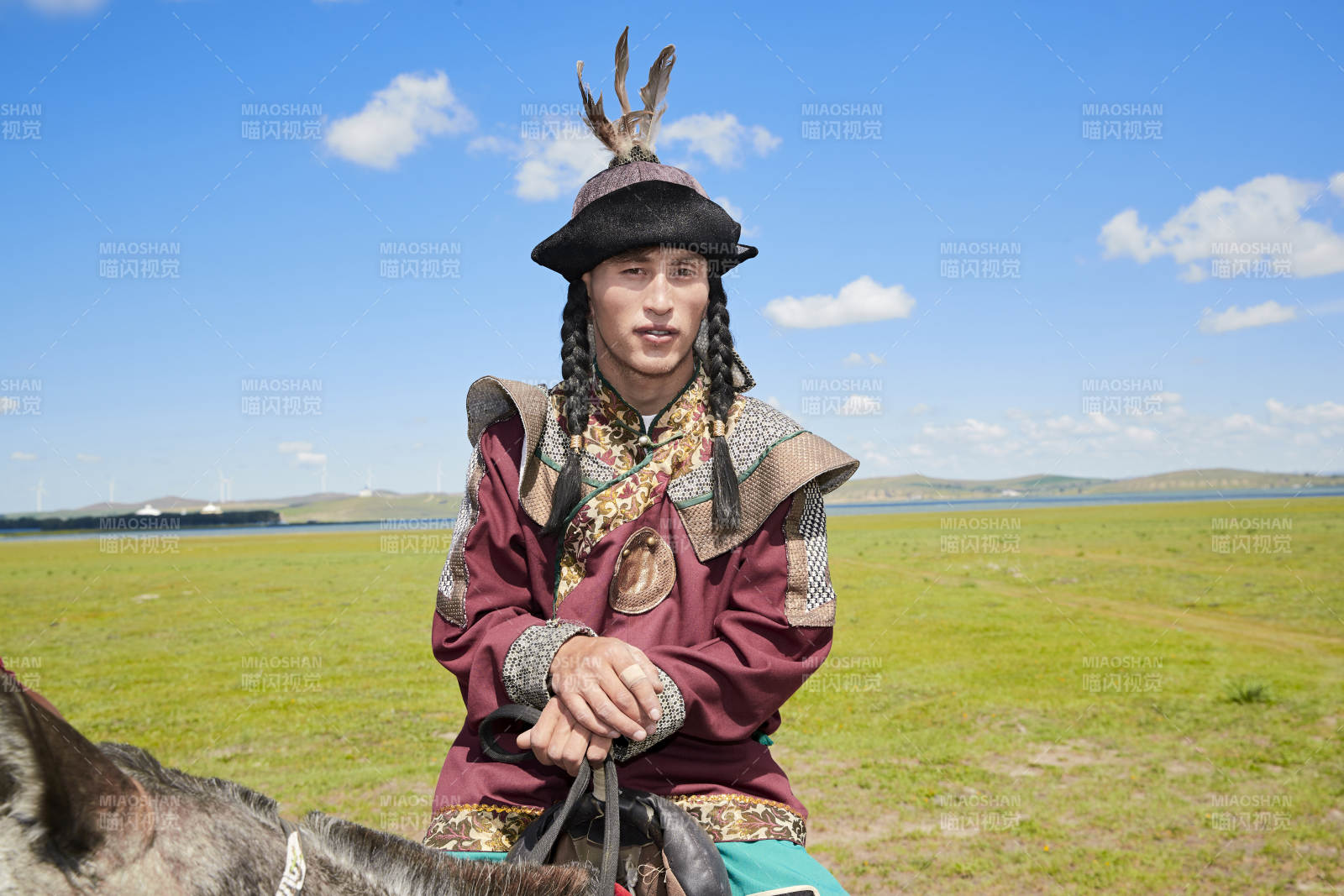 草原那达慕大会上骑着马的蒙古演员图片