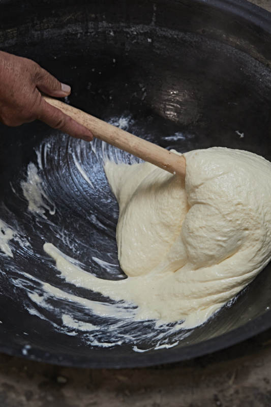 在蒙古包内用传统工艺熬煮制作奶豆腐过程图片