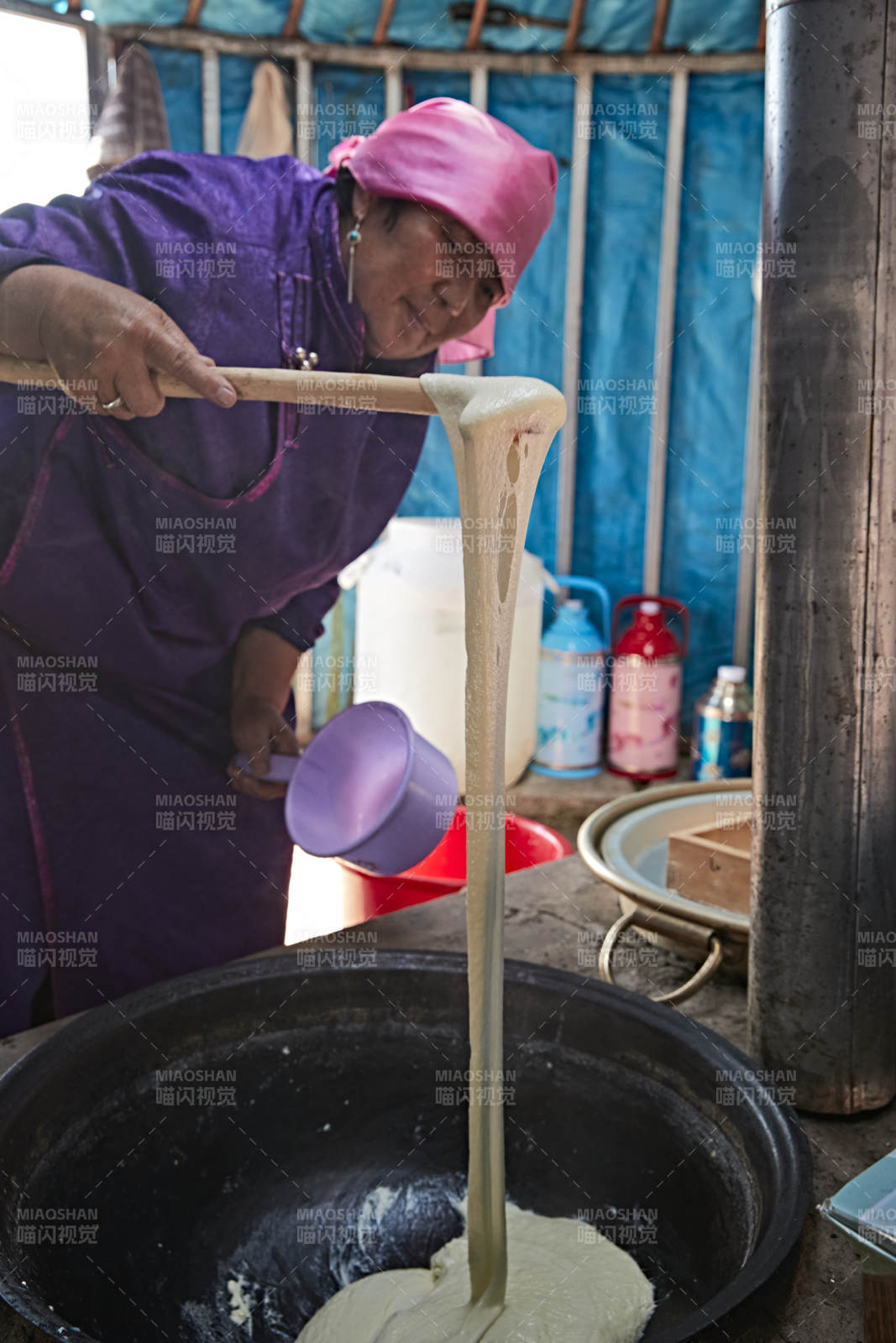 在蒙古包内用传统工艺熬煮制作奶豆腐过程图片