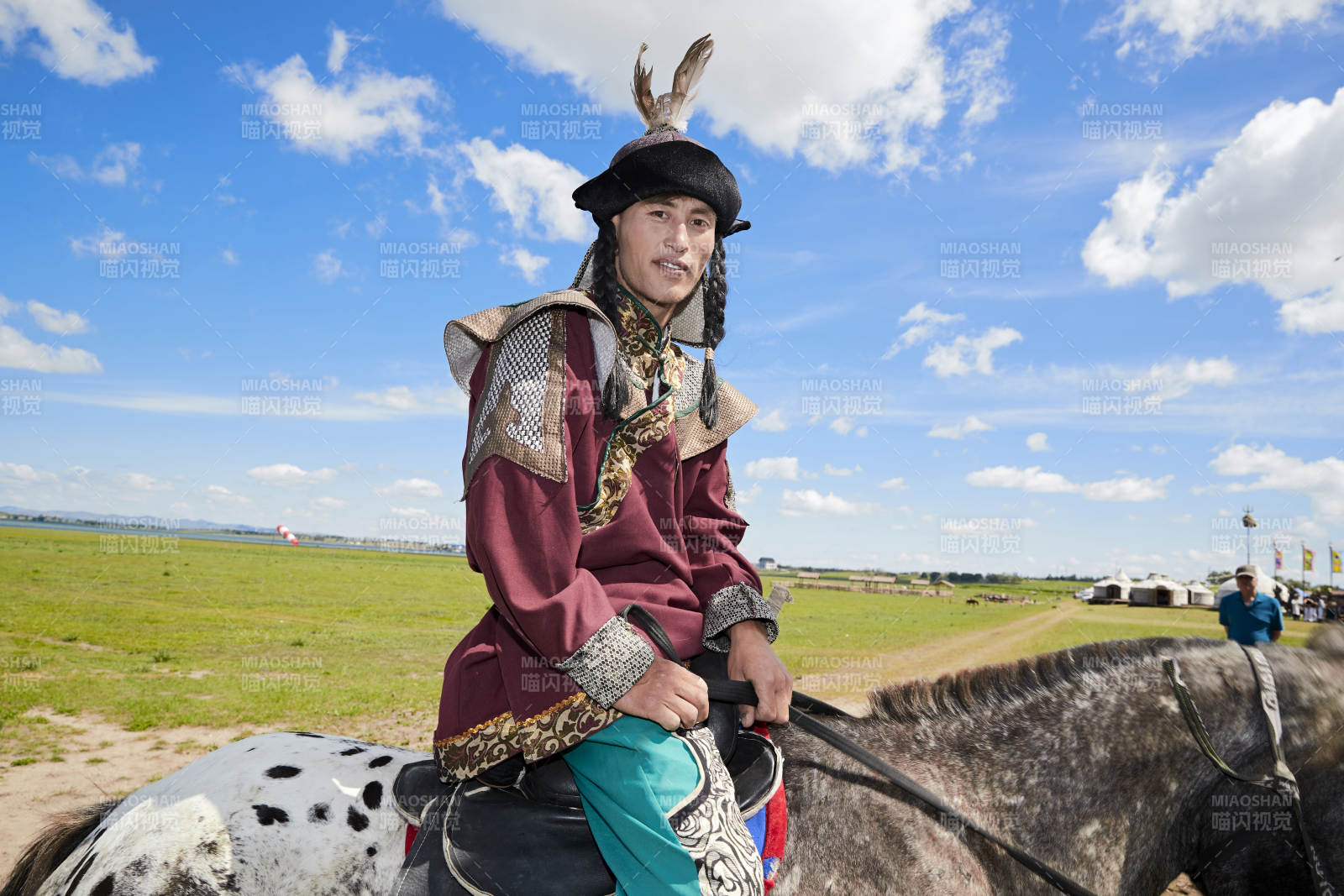 草原那达慕大会上骑着马的蒙古演员图片