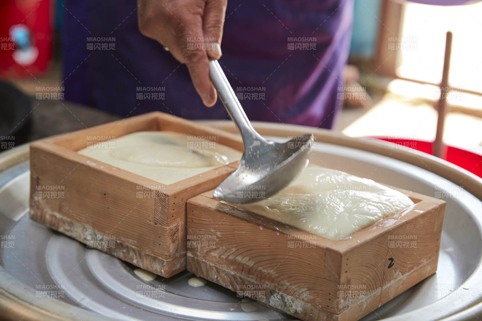 在蒙古包内用传统工艺熬煮制作奶豆腐过程图片