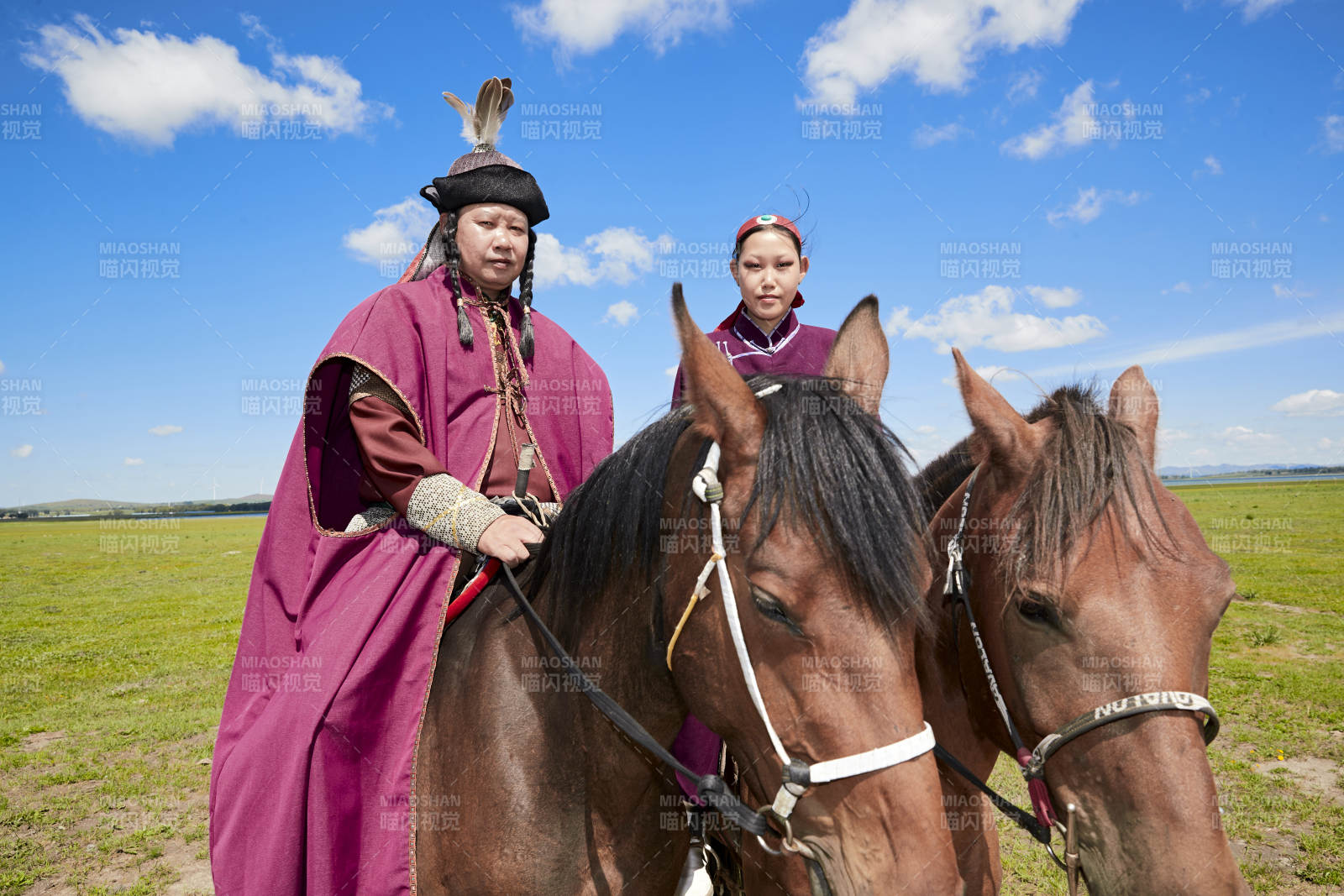 草原那达慕大会上骑着马的蒙古演员图片