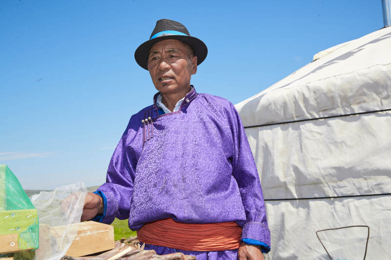 在蒙古包内用传统工艺熬煮蒙族奶茶的过程图片