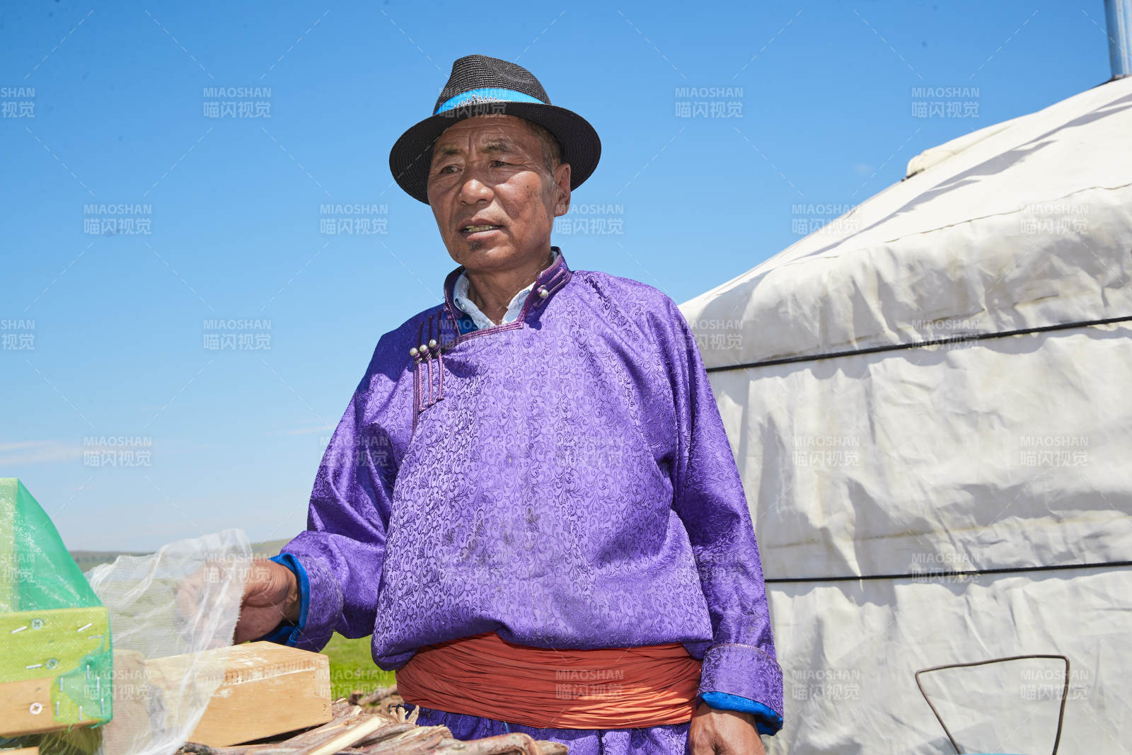 在蒙古包内用传统工艺熬煮蒙族奶茶的过程图片