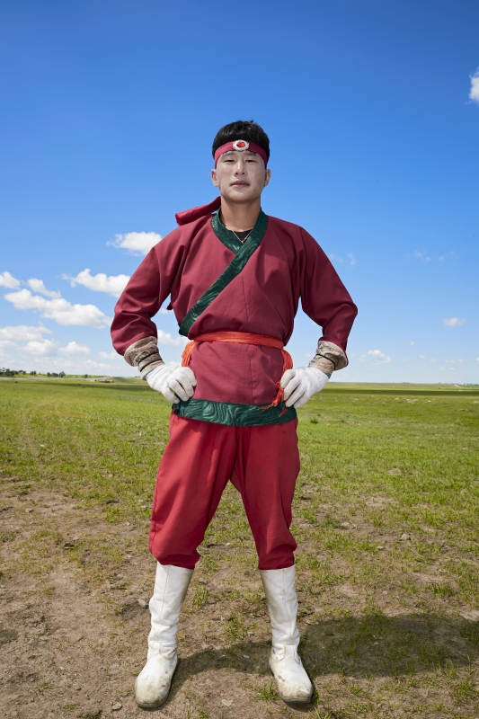 草原上的蒙古族汉子骑手图片