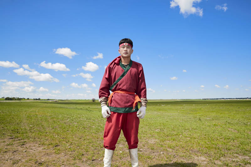 草原上的蒙古族汉子骑手图片