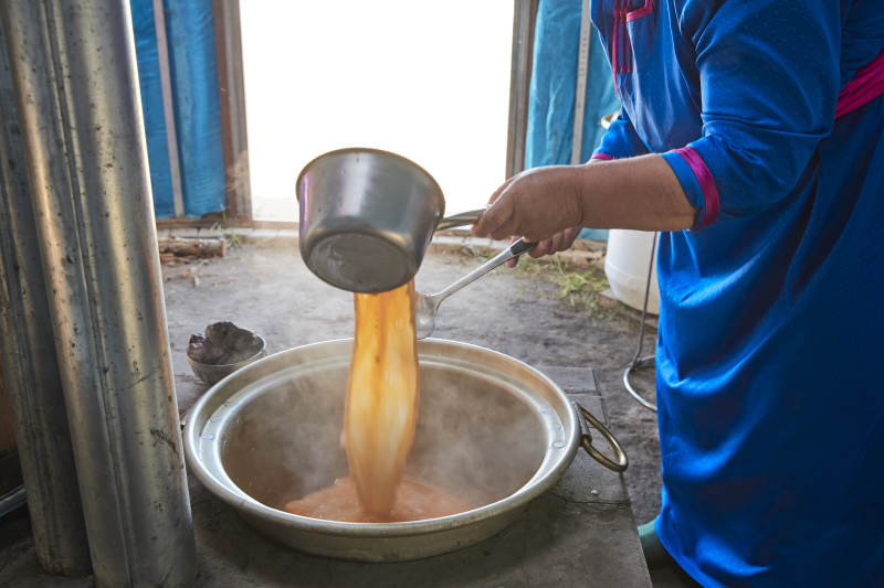 在蒙古包内用传统工艺熬煮蒙族奶茶的过程图片