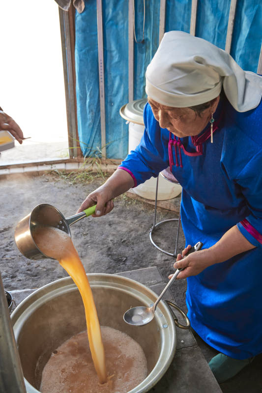 在蒙古包内用传统工艺熬煮蒙族奶茶的过程图片