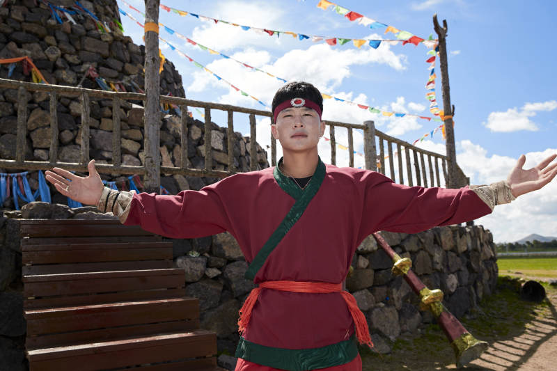 草原上的蒙古族汉子骑手图片