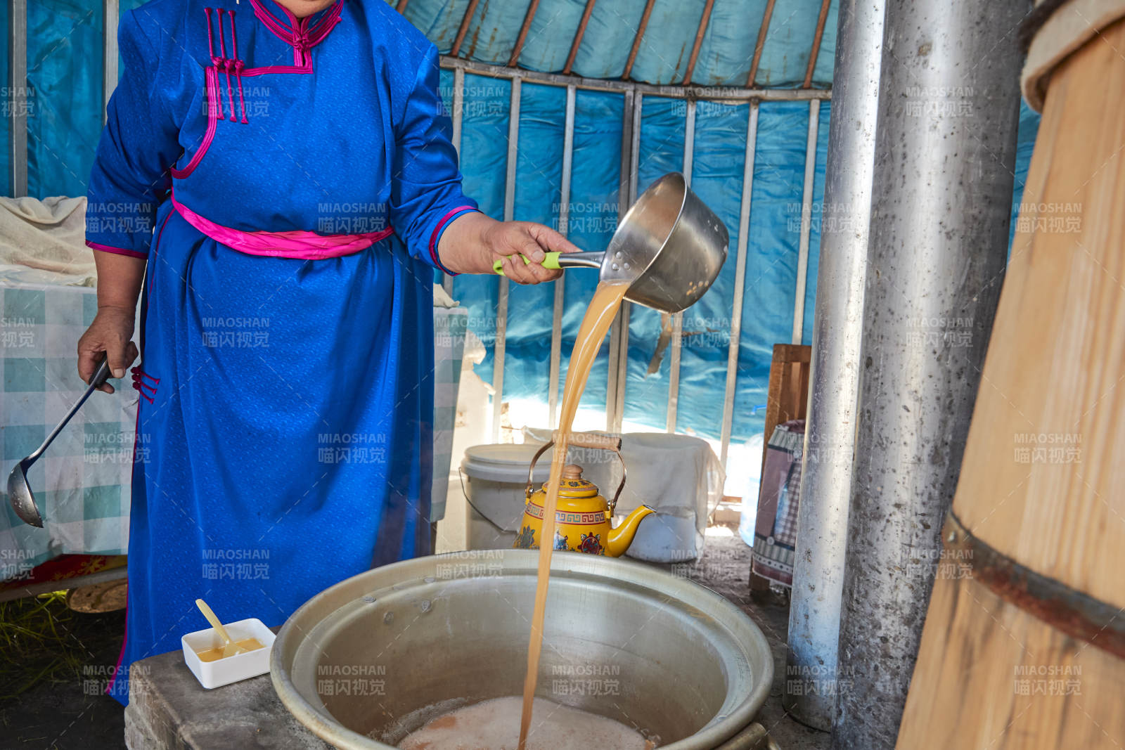 在蒙古包内用传统工艺熬煮蒙族奶茶的过程图片