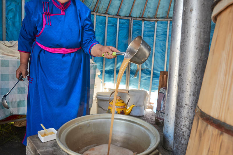 在蒙古包内用传统工艺熬煮蒙族奶茶的过程图片