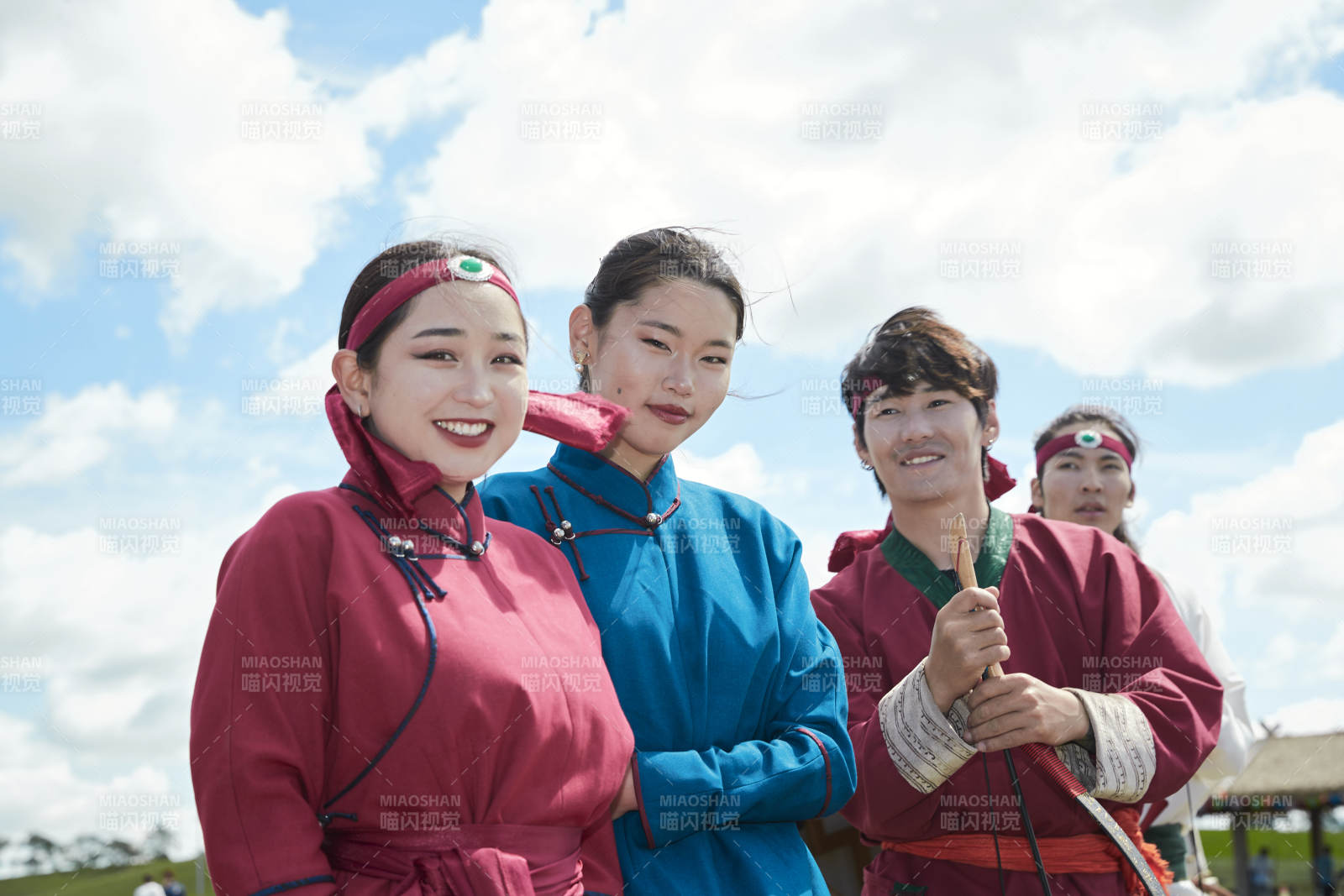 那达慕大会上表演的蒙古族传统舞蹈演员图片