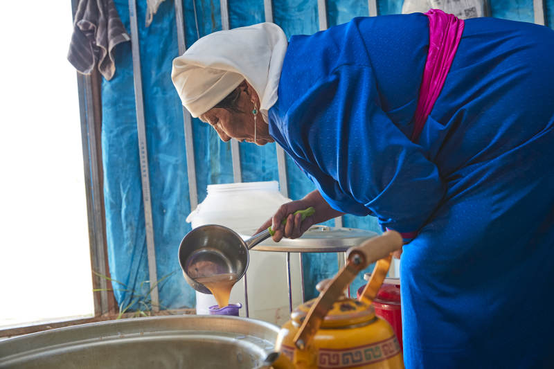 在蒙古包内用传统工艺熬煮蒙族奶茶的过程图片