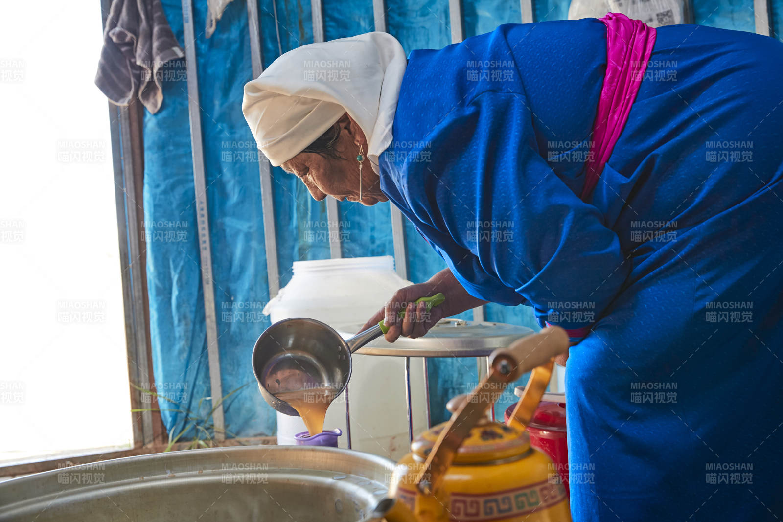 在蒙古包内用传统工艺熬煮蒙族奶茶的过程图片