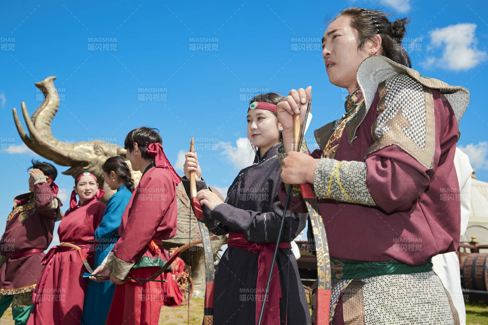 草原那达慕大会上的蒙古弓箭手图片