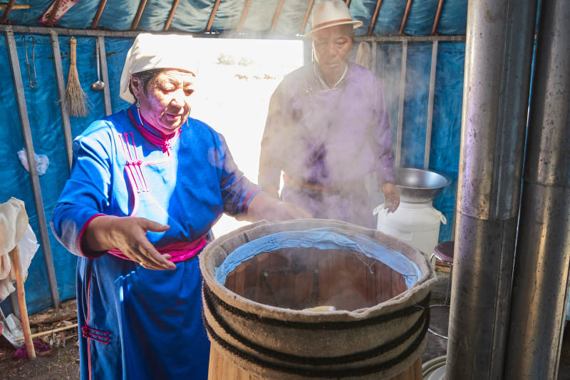在蒙古包内用传统工艺蒸馏奶酒的过程图片