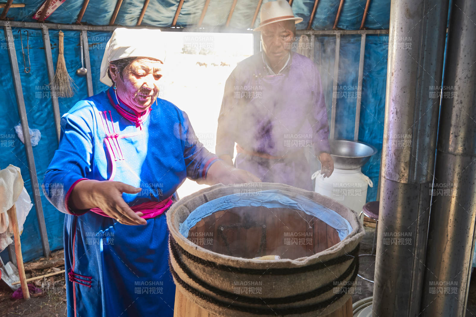 在蒙古包内用传统工艺蒸馏奶酒的过程图片