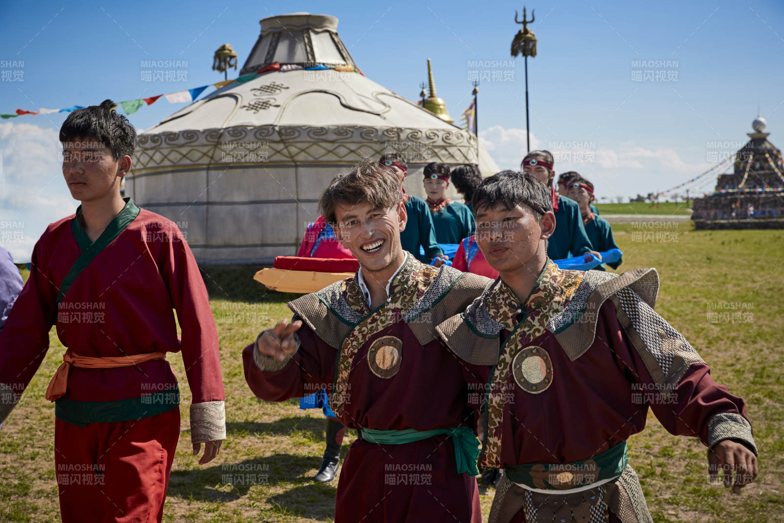 那达慕大会上表演的蒙古族传统舞蹈图片