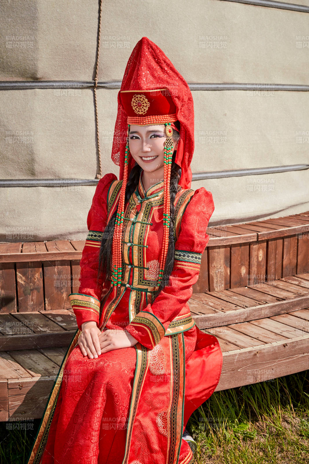 蒙古包前穿蒙古族饰的蒙古国新娘图片