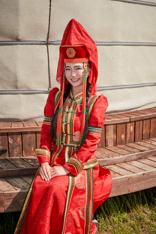 蒙古包前穿蒙古族饰的蒙古国新娘图片