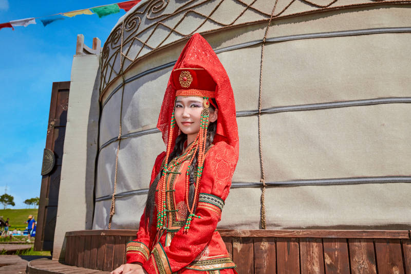 蒙古包前穿蒙古族饰的蒙古国新娘图片